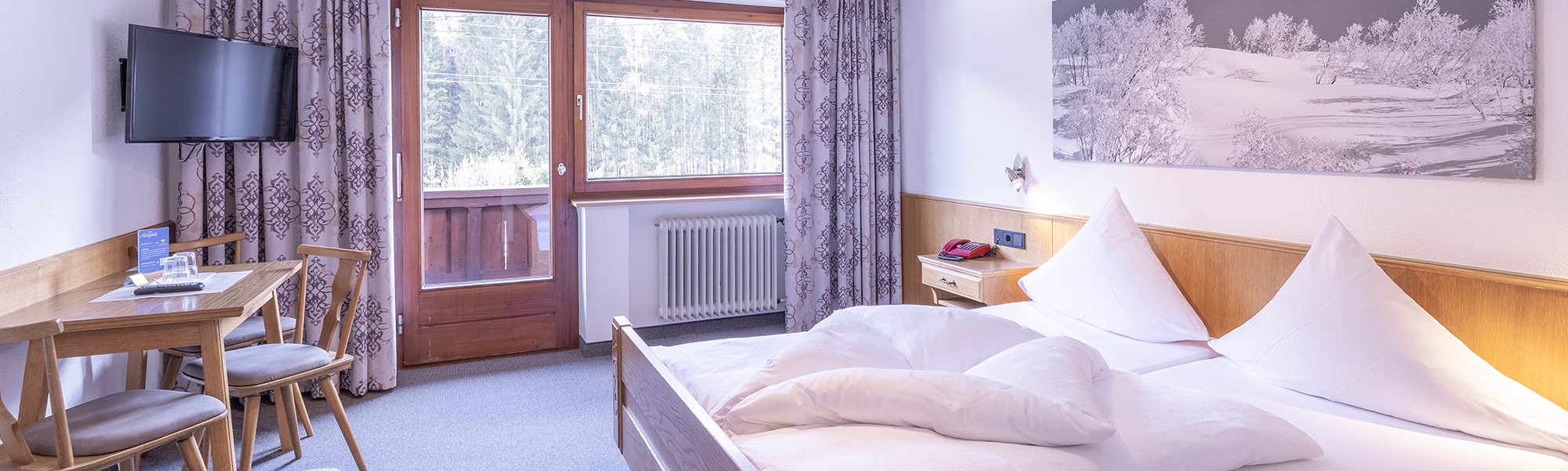 Doppelzimmer mit Balkon im Hotel Garni Bergwelt und Blick ins Grüne