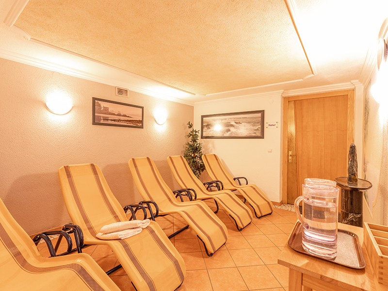 Ruheraum im Hotel Garni Bergwelt mit Liegen für entspannte Erholung nach dem Skifahren