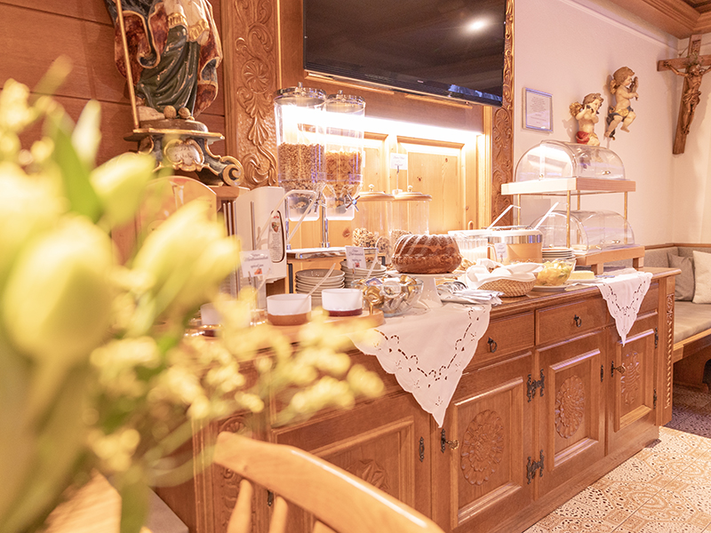 Frühstücksbuffet im Hotel Garni Bergwelt mit Müsli, Brot und frischen Produkten