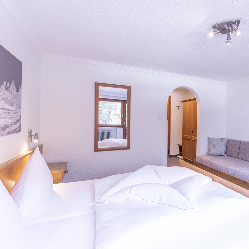 Doppelzimmer im Hotel Garni Bergwelt mit Couch