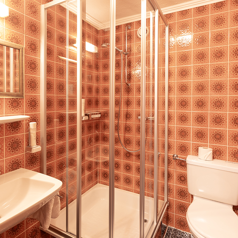 Badezimmer im Hotel Garni Bergwelt mit Dusche und moderner Ausstattung
